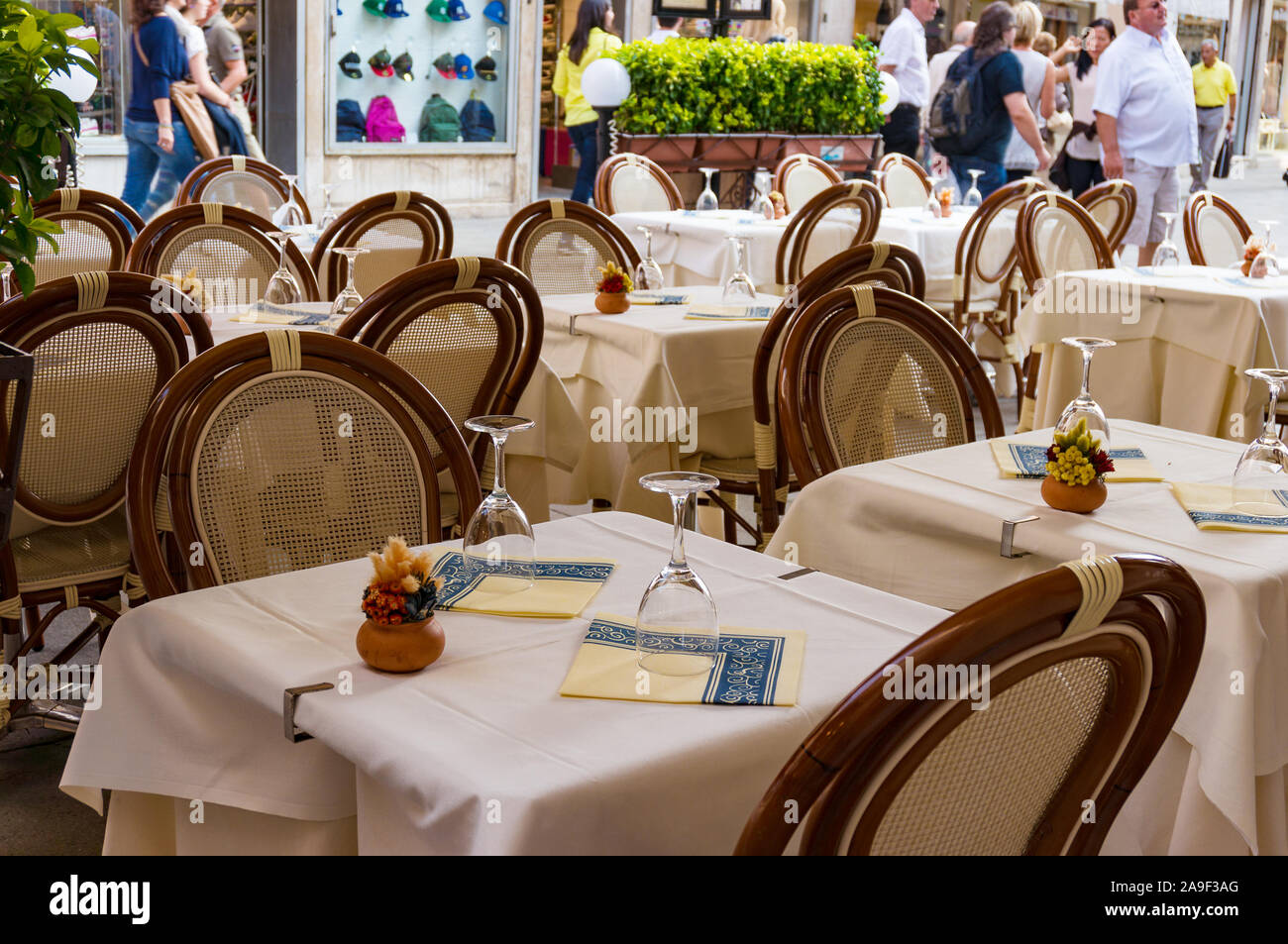 Venezia, Italia - 27 Settembre 2013: tabelle impostato per pasti al fresco ristorante venezia Foto Stock