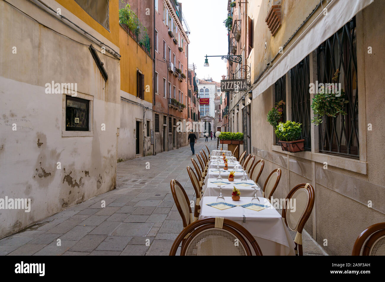 Venezia, Italia - 27 Settembre 2013: tabelle impostato per pasti al fresco ristorante venezia Foto Stock