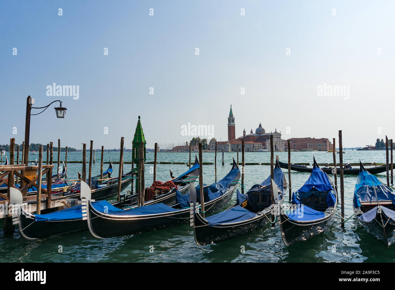 Tradizionali gondole veneziane al Grand Canale alla giornata di sole Foto Stock