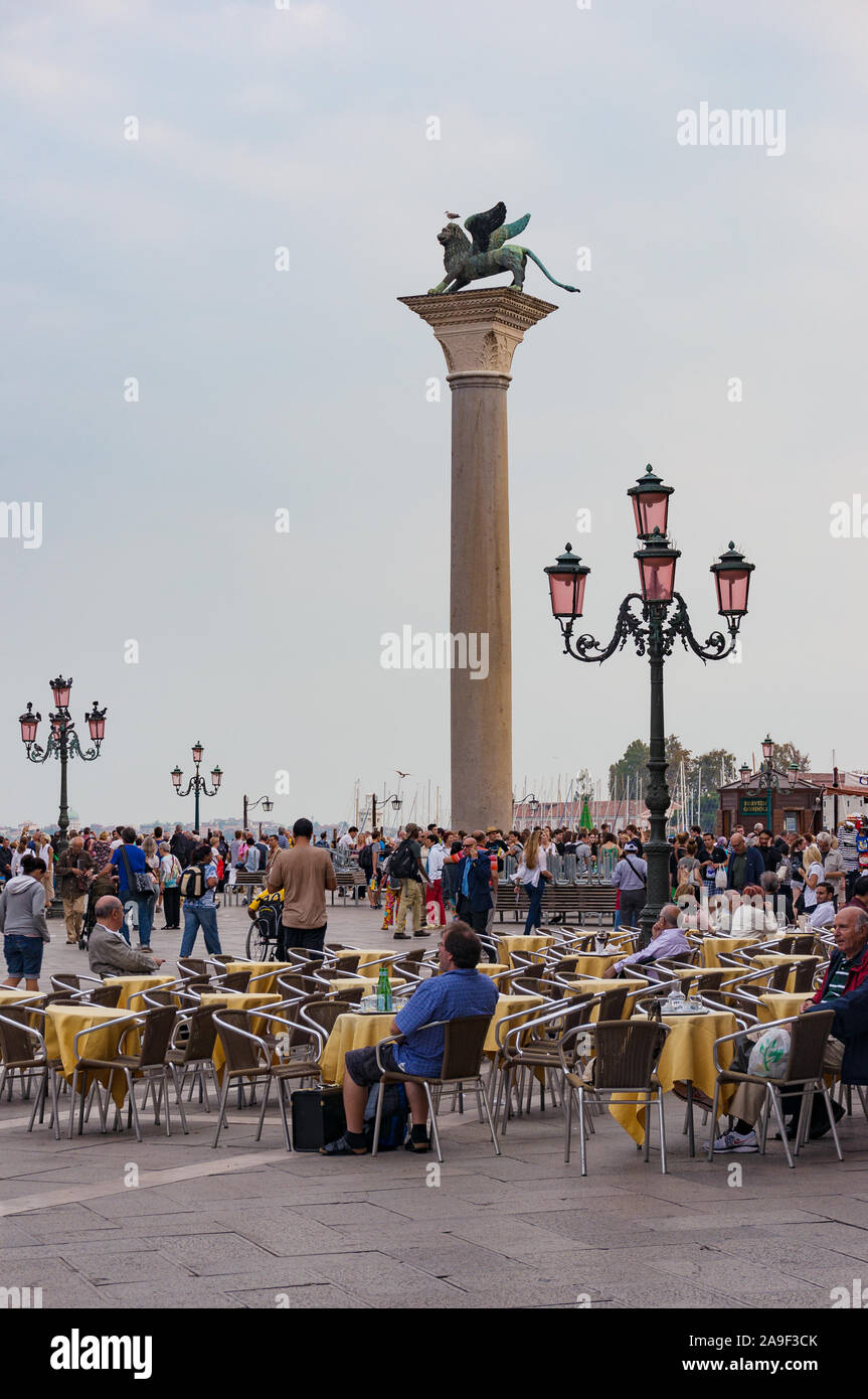 Venezia, Italia - 27 Settembre 2013: la gente a piazza San Marco con vista di colonne di San Marco e di San Torado, il veneziano patroni Foto Stock