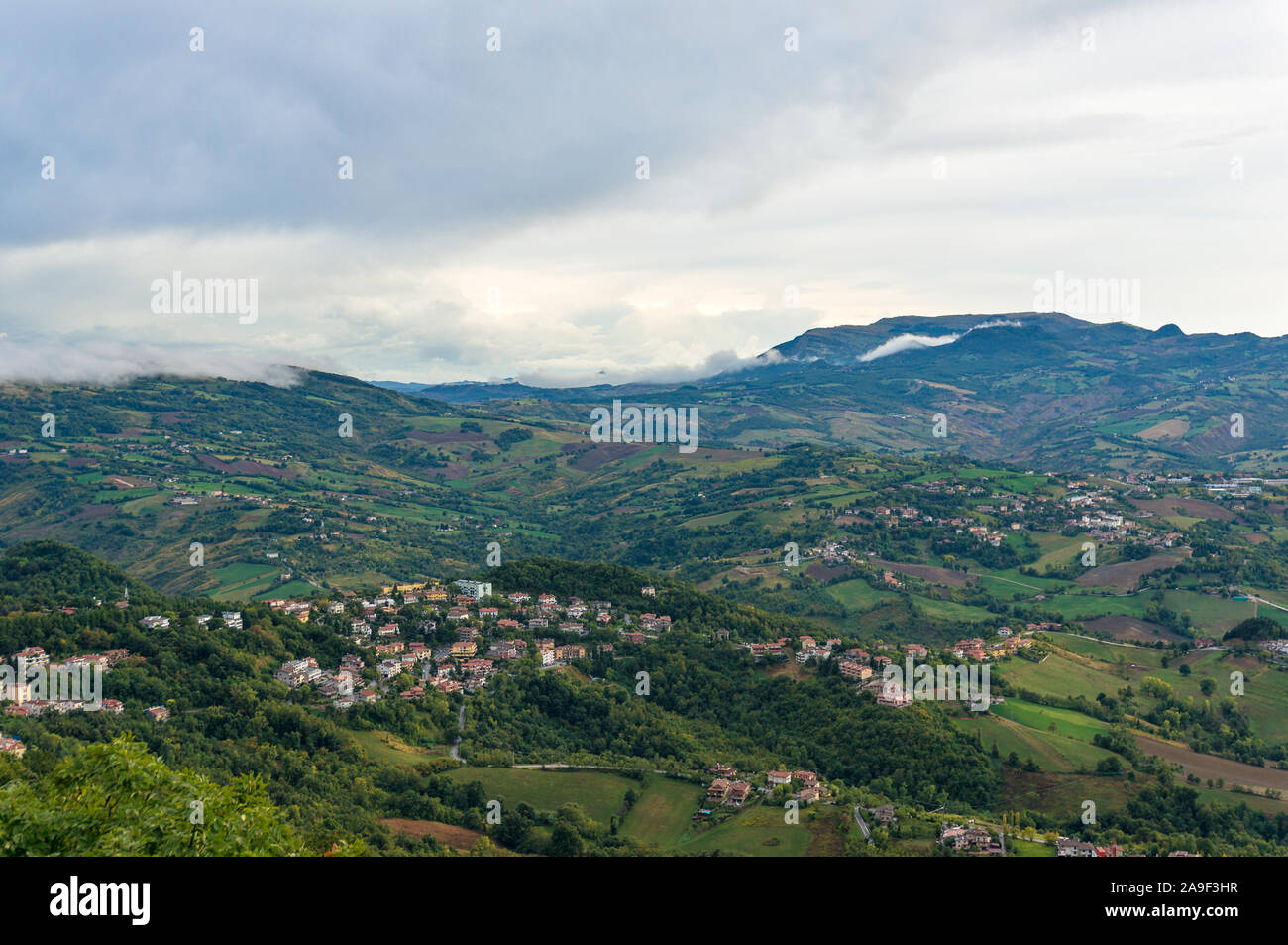 Vista aerea del pittoresco paesaggio di campagna con i villaggi sparsi e fattorie Foto Stock