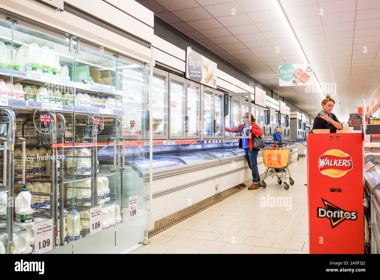 I clienti acquisti in un supermercato Lidl. Foto Stock