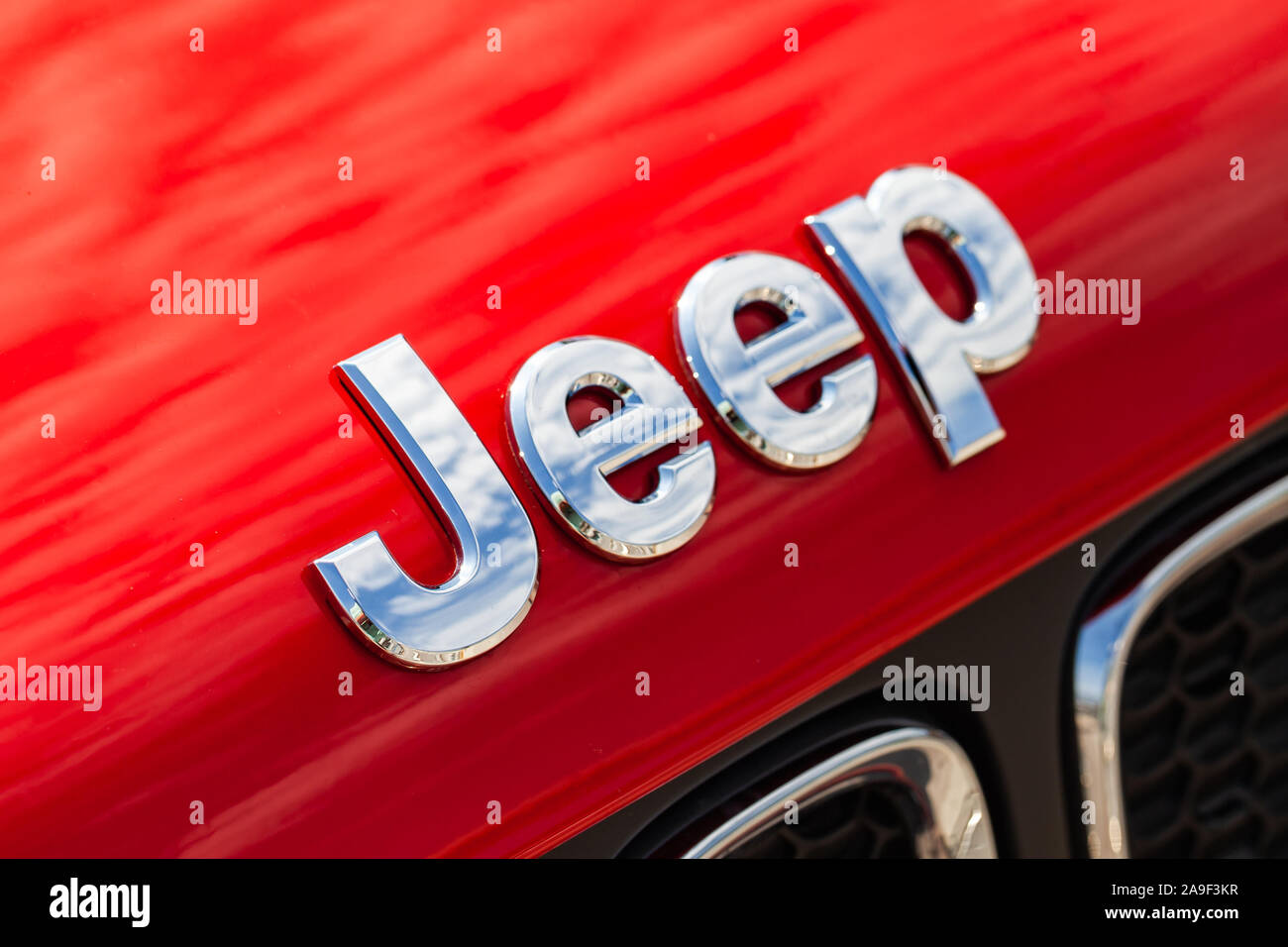 San Pietroburgo, Russia - Agosto 13, 2018: Cromato auto Jeep logo montato a rosso auto SUV cofano, foto macro con morbida messa a fuoco selettiva Foto Stock