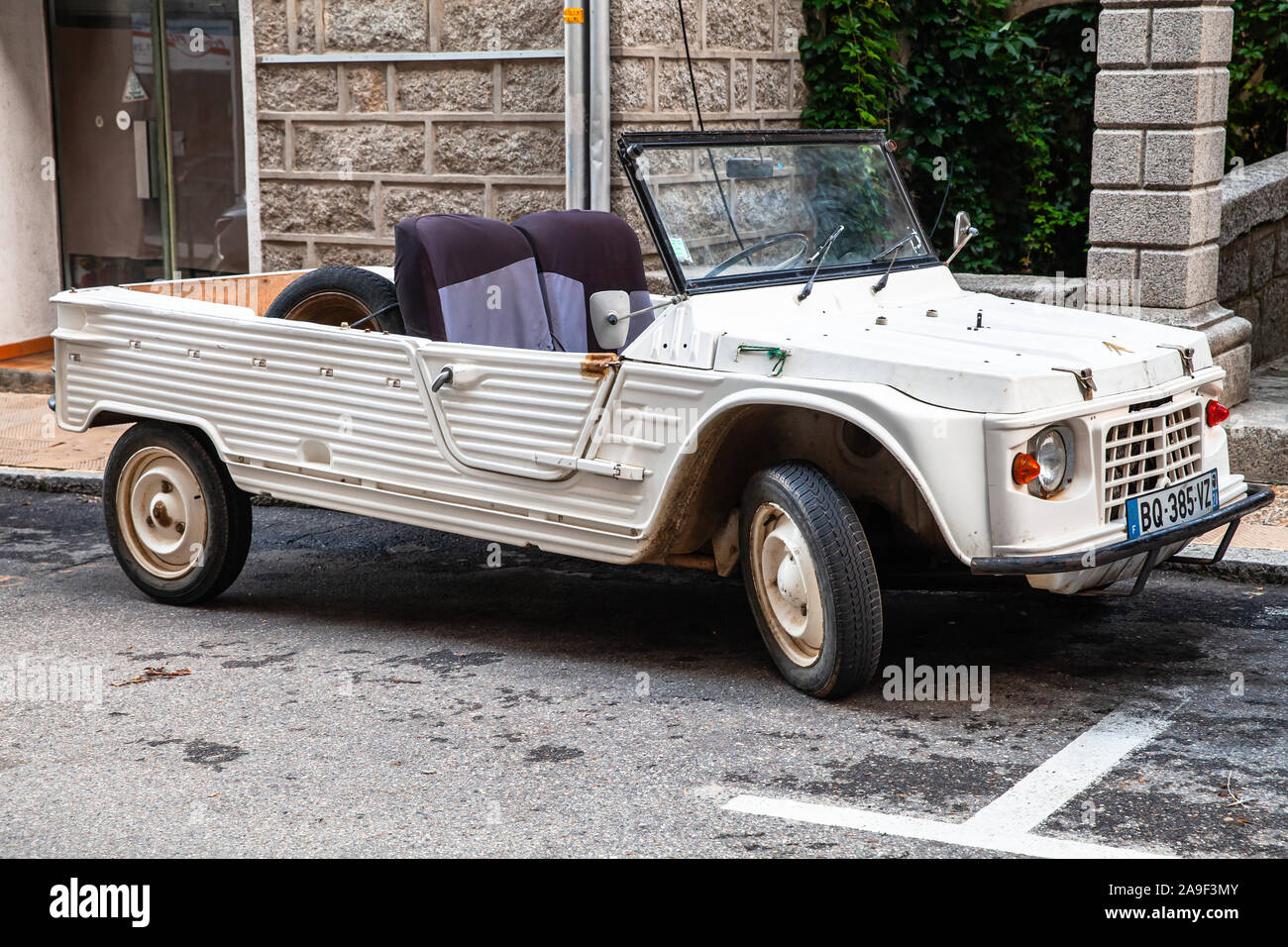 Sartène, Francia - 19 agosto 2018: Vintage White Citroen Mehari auto sta parcheggiato su una strada in Francia Foto Stock