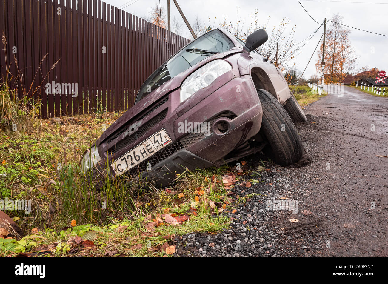 San Pietroburgo, Russia - 19 Ottobre 2019: Chevrolet Niva auto in un incidente si trova in un fosso da strada rurale di giorno, vista frontale Foto Stock