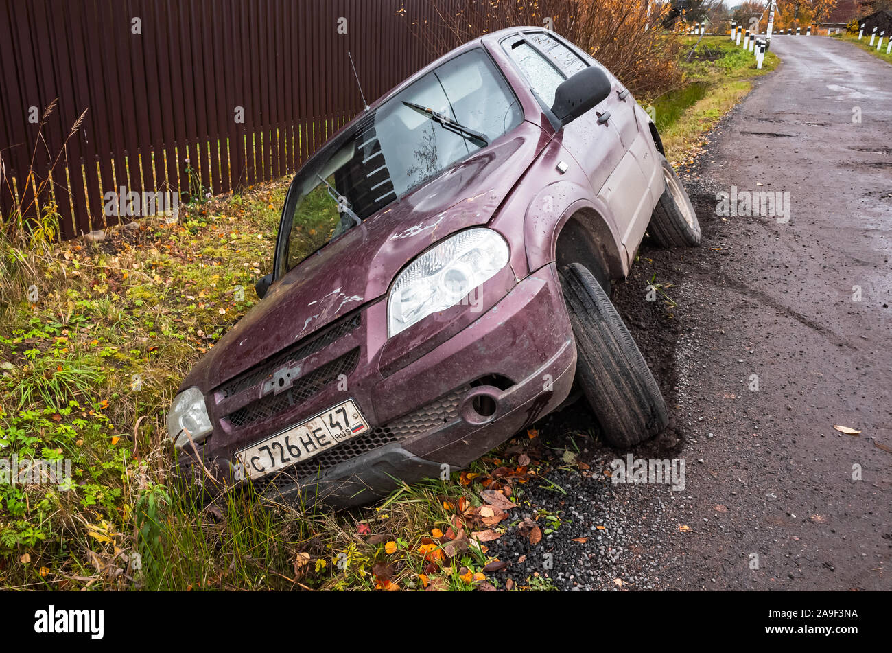 San Pietroburgo, Russia - 19 Ottobre 2019: Chevrolet Niva auto in un incidente si trova in un fosso da strada rurale di giorno Foto Stock