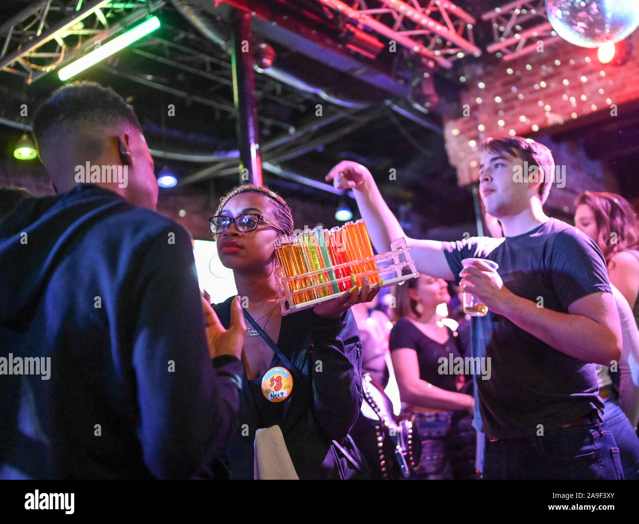 Cameriera offre scatti per vendita a Bourbon Street nightclub di New Orleans. Foto Stock