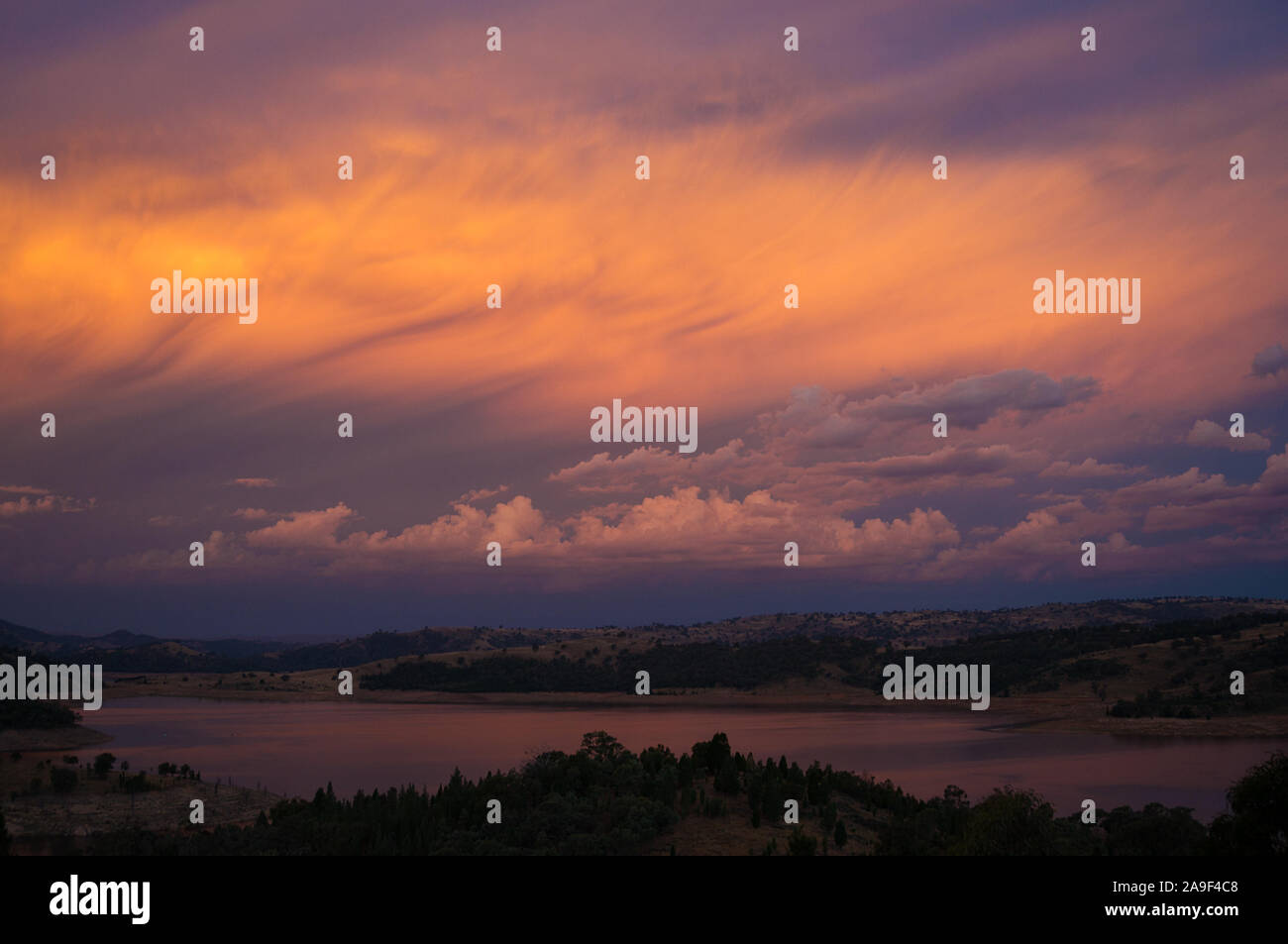 Tramonto mozzafiato del cielo e vista aerea del paesaggio fluviale al crepuscolo Foto Stock