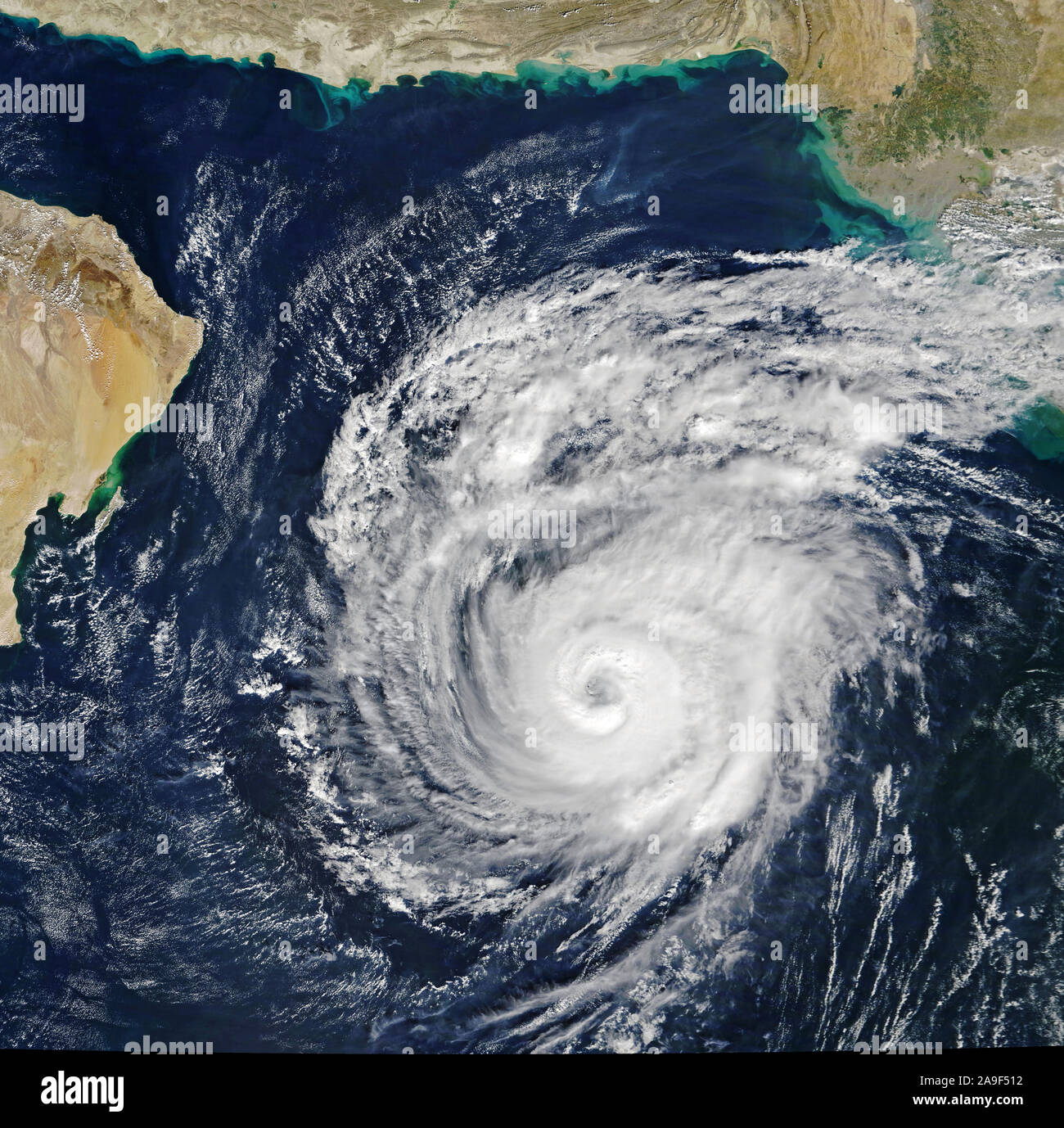 La NASA Immagine satellitare della Terra dallo spazio, ciclone tropicale uragano nuvole di spiralatura del sistema di bassa pressione Oceano Indiano, 4 novembre 2019 Foto Stock