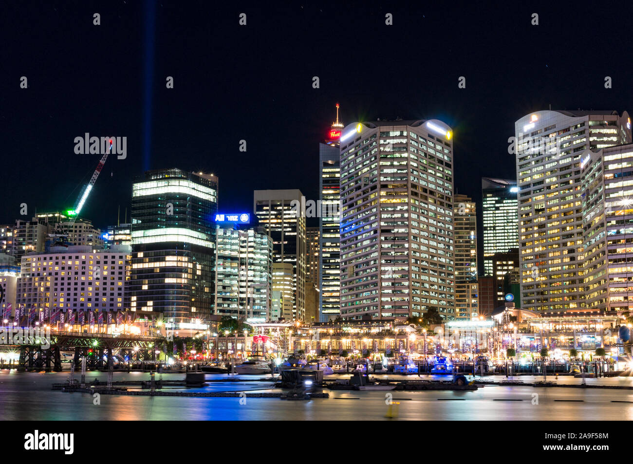 Sydney, Australia - 09 Giugno 2016: Darling Harbour durante la vivida luce di Sydney festival. Colorfully illuminato Cenral Sydney business district skyscrap Foto Stock