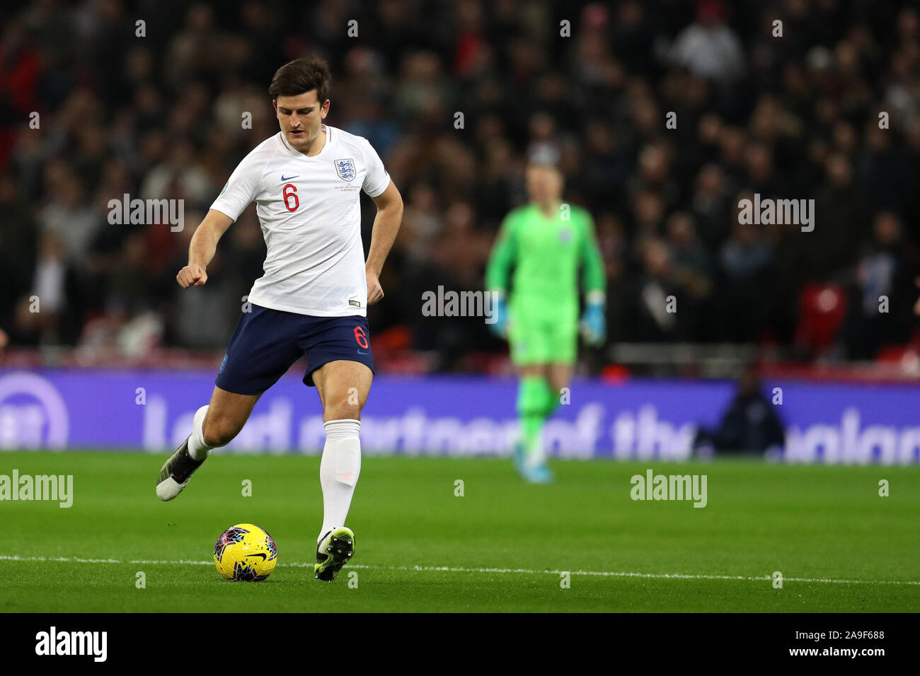 Londra, Regno Unito. Xiv Nov, 2019. Harry Maguire dell'Inghilterra in azione.UEFA EURO 2020 il qualificatore, gruppo un match, Inghilterra v Montenegro allo Stadio di Wembley a Londra il giovedì 14 novembre 2019. Solo uso editoriale. Questa immagine può essere utilizzata solo per scopi editoriali. Solo uso editoriale, è richiesta una licenza per uso commerciale. Nessun uso in scommesse, giochi o un singolo giocatore/club/league pubblicazioni pic da Andrew Orchard/Andrew Orchard fotografia sportiva/Alamy Live news Credito: Andrew Orchard fotografia sportiva/Alamy Live News Foto Stock