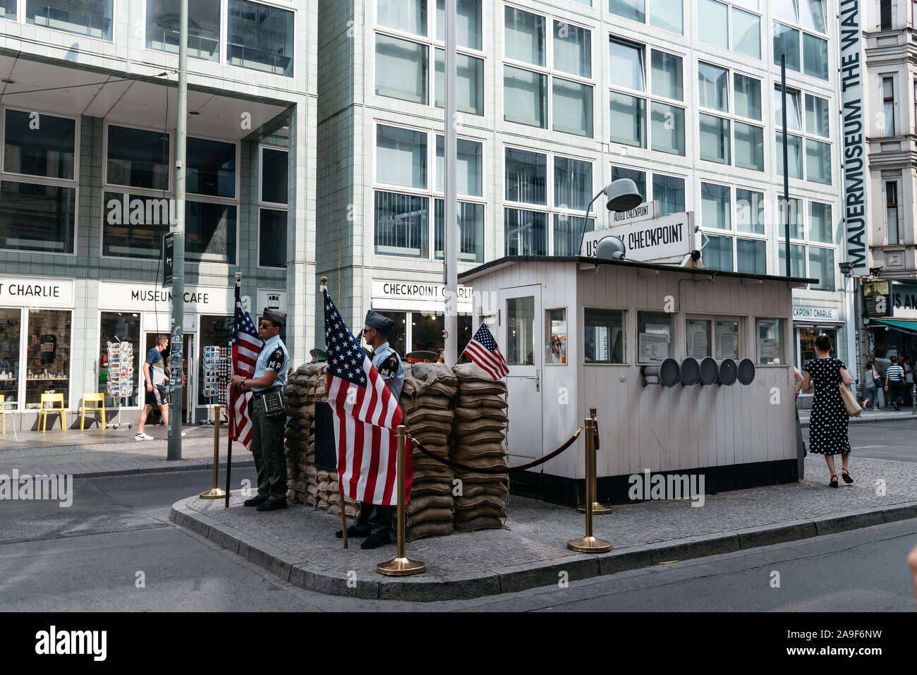 Berlino, Germania - Luglio 29, 2019: Checkpoint Charlie. Fu il nome dato dagli Alleati occidentali per i più noti del muro di Berlino in punto di incrocio tra Foto Stock