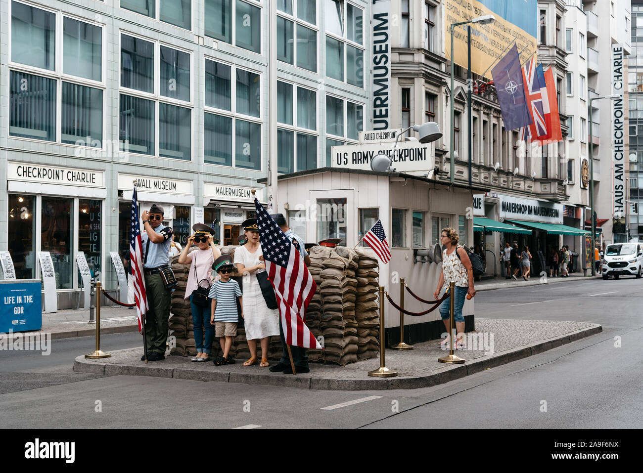 Berlino, Germania - Luglio 29, 2019: Checkpoint Charlie. Fu il nome dato dagli Alleati occidentali per i più noti del muro di Berlino in punto di incrocio tra Foto Stock
