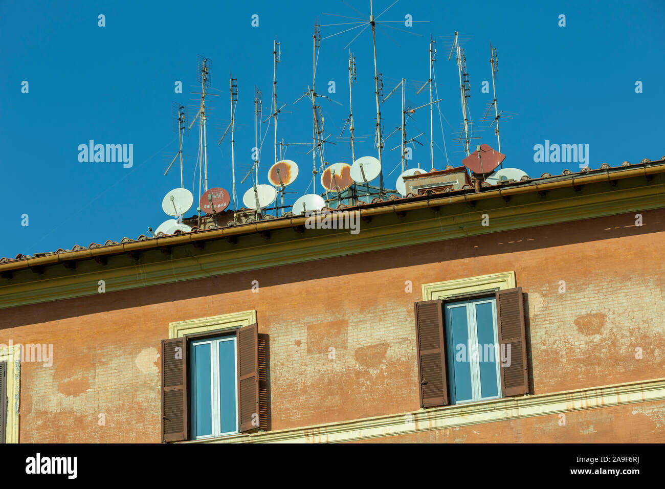 Antenne televisive e parabole satellitari sul tetto. Foto Stock