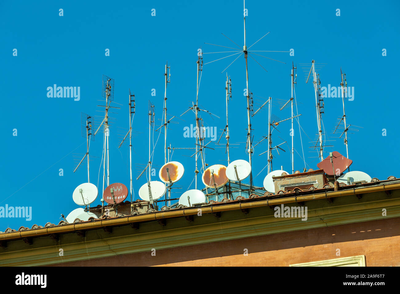Antenne televisive e parabole satellitari sul tetto. Foto Stock