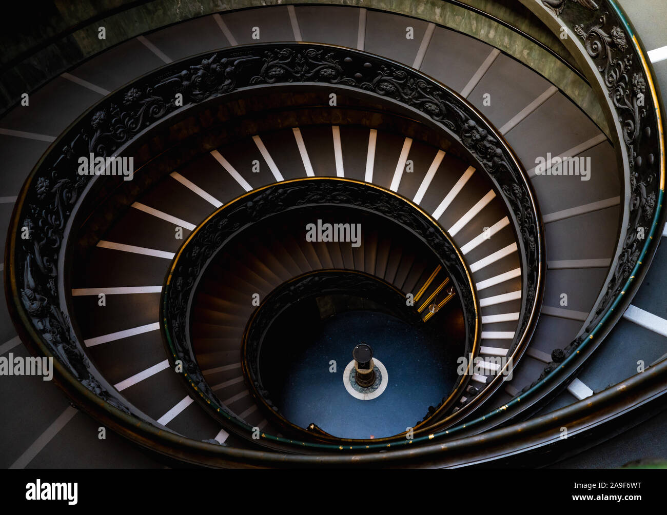 Il famoso Old scale a spirale che conduce alla uscita del museo del Vaticano. Foto Stock