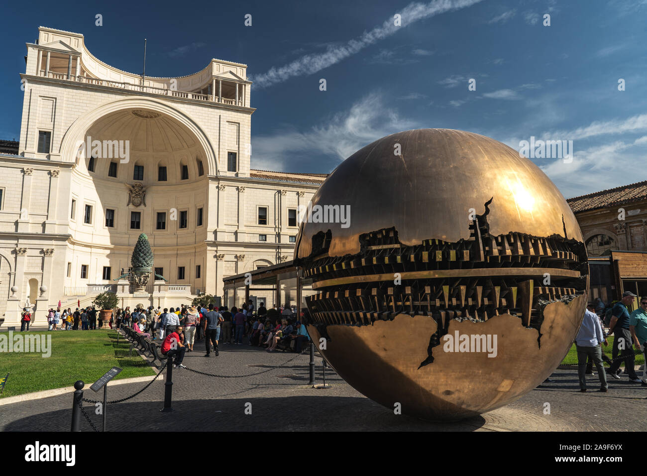 Una sfera in una sfera nel centro della Pigna cortile in Vaticano, scultore Arnaldo Pomodoro durante belle giornate di sole. Foto Stock