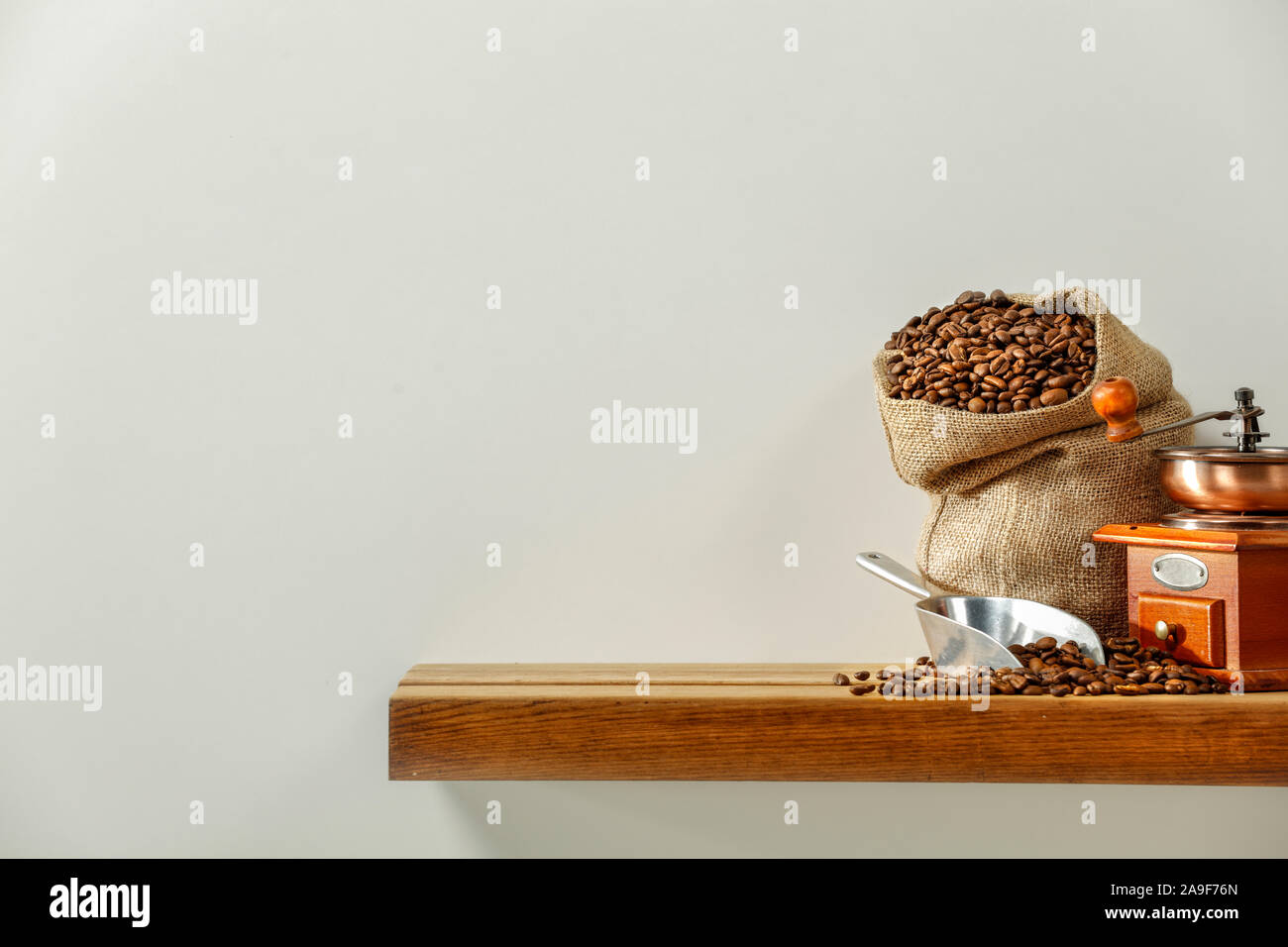 Cucina in legno ripiano con spazio per il vostro prodotto e muro grigio Sfondo. Foto Stock