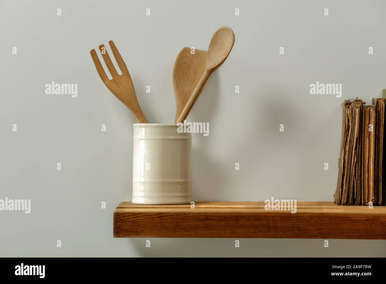 Cucina in legno ripiano con spazio per il vostro prodotto e muro grigio Sfondo. Foto Stock