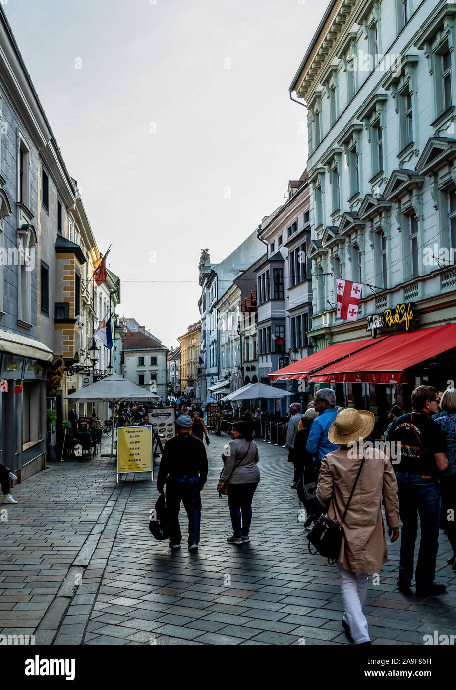 Persone che passeggiano ion la piazza principale di Bratislava old town Foto Stock