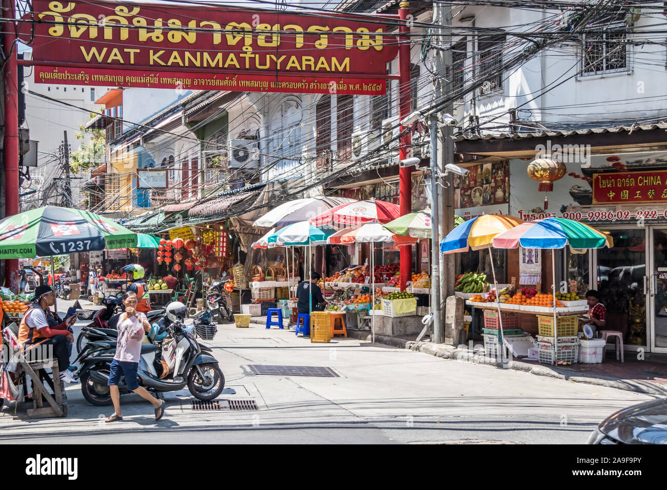 Bangkok, Tailandia - 25 Settembre 2018: ingresso al Wat Kanmatuyaram in Chinatown, questo è uno dei molti templi buddisti nella zona. Foto Stock