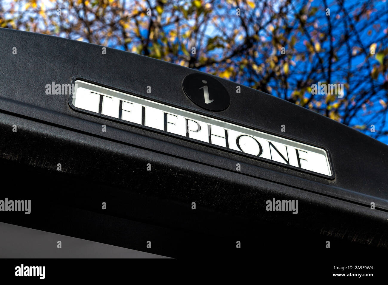 Nuovo stile moderno nero casella telefono dotato di libero accesso del pubblico wi-fi e touchscreen con mappe locali e pubblicità, London, Regno Unito Foto Stock