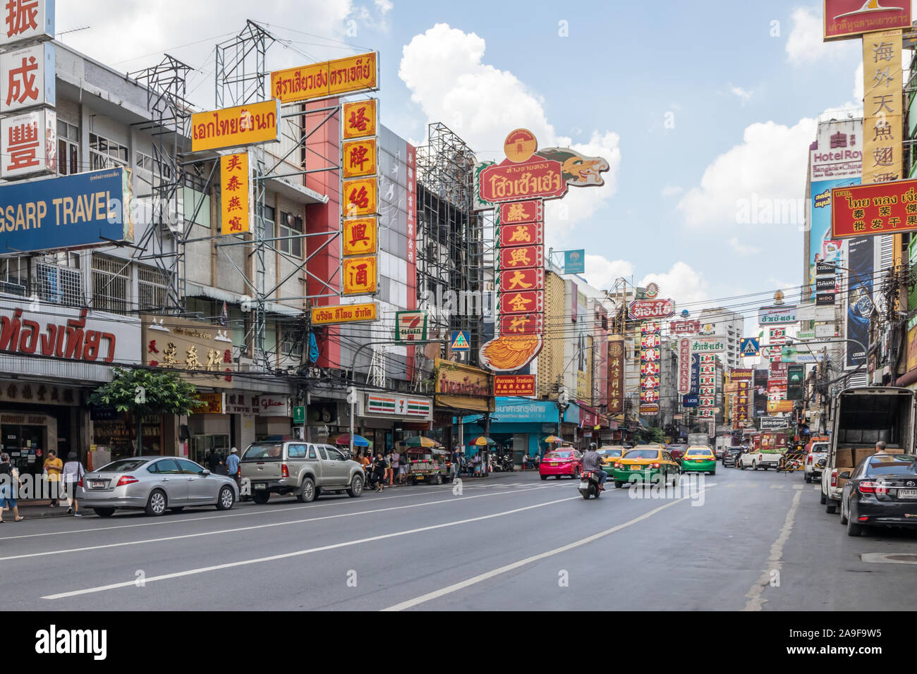 Bangkok, Tailandia - 25 Settembre 2018: Visualizza in basso Yaowarat Road, Chinatown. Questa è la principale arteria della zona. Foto Stock