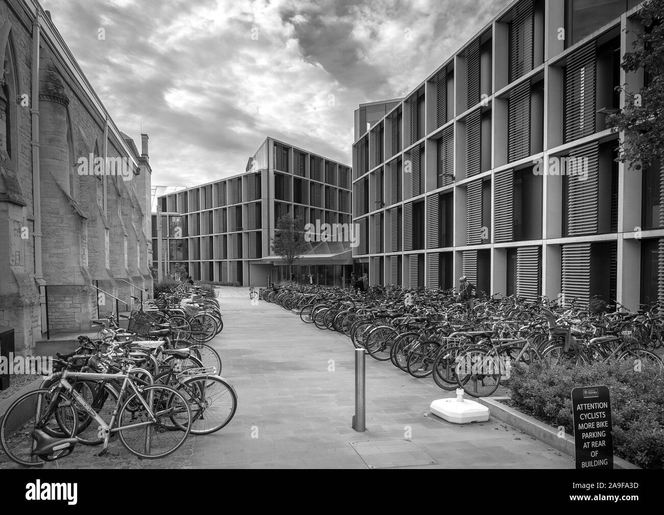 Cicli parcheggiato al di fuori del Andrew Wiles edificio dell'Istituto Matematico, Osservatorio trimestre, Oxford University Foto Stock