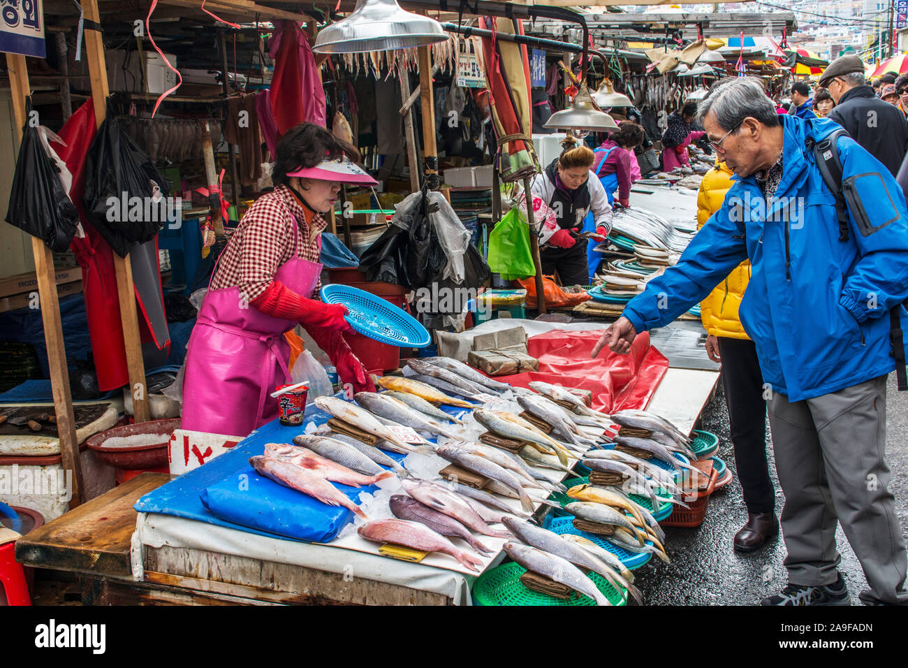 Le bancarelle del mercato sul 'Jagalchi Fish market' in Busan Foto Stock