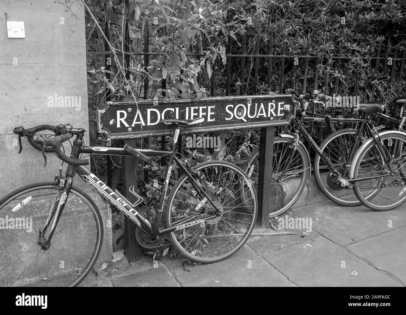 Secured biciclette a thie famosa piazza in Oxford Foto Stock