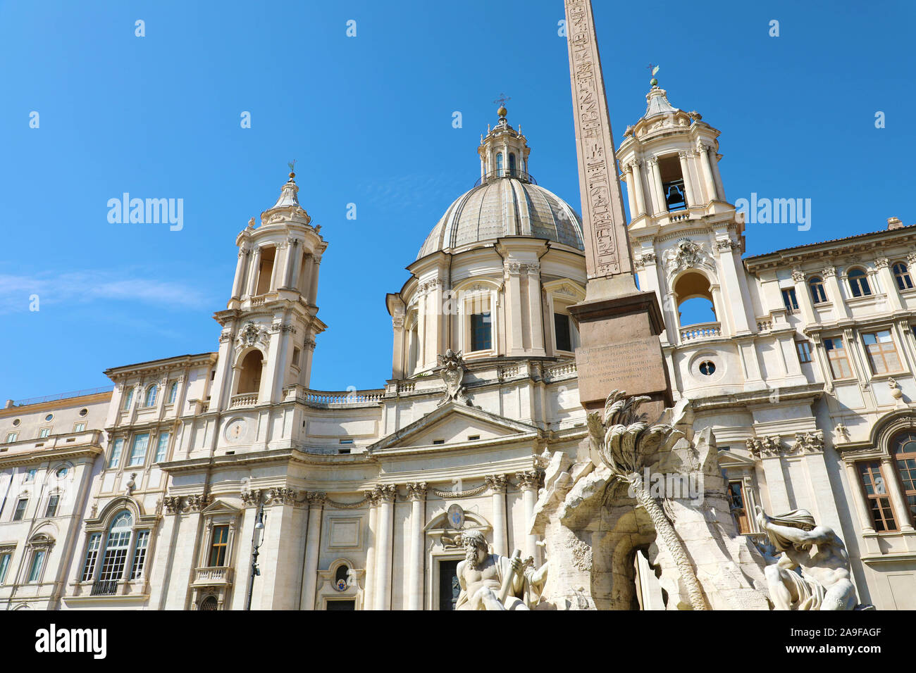 Sant Agnese chiesa e fontana con obelisco egiziano in Piazza Navona, Roma, Italia. Foto Stock