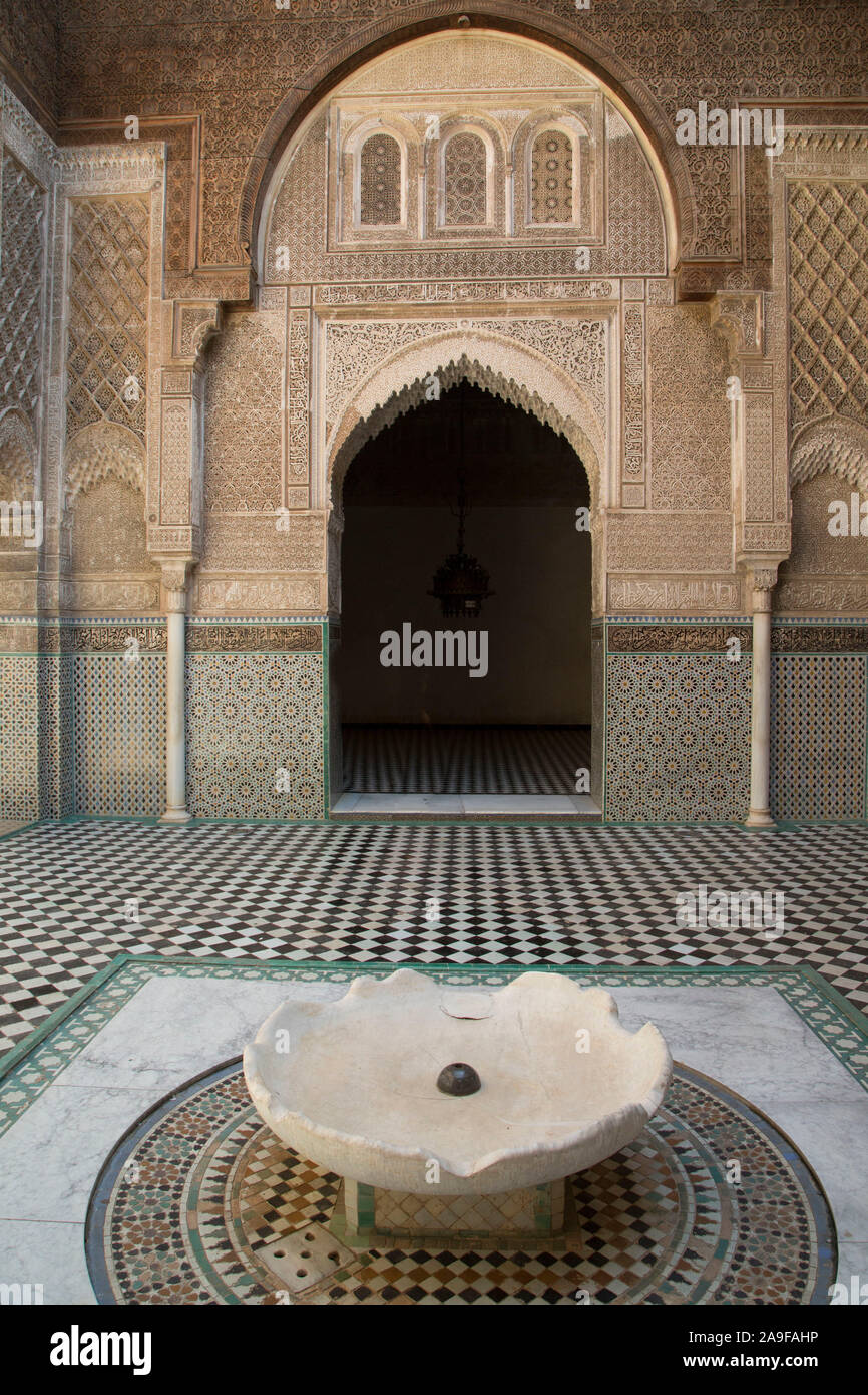 Cortile interno con marmo ben, Saadier tombe, medersa Ben Youssef, Marrakech, Marocco Foto Stock