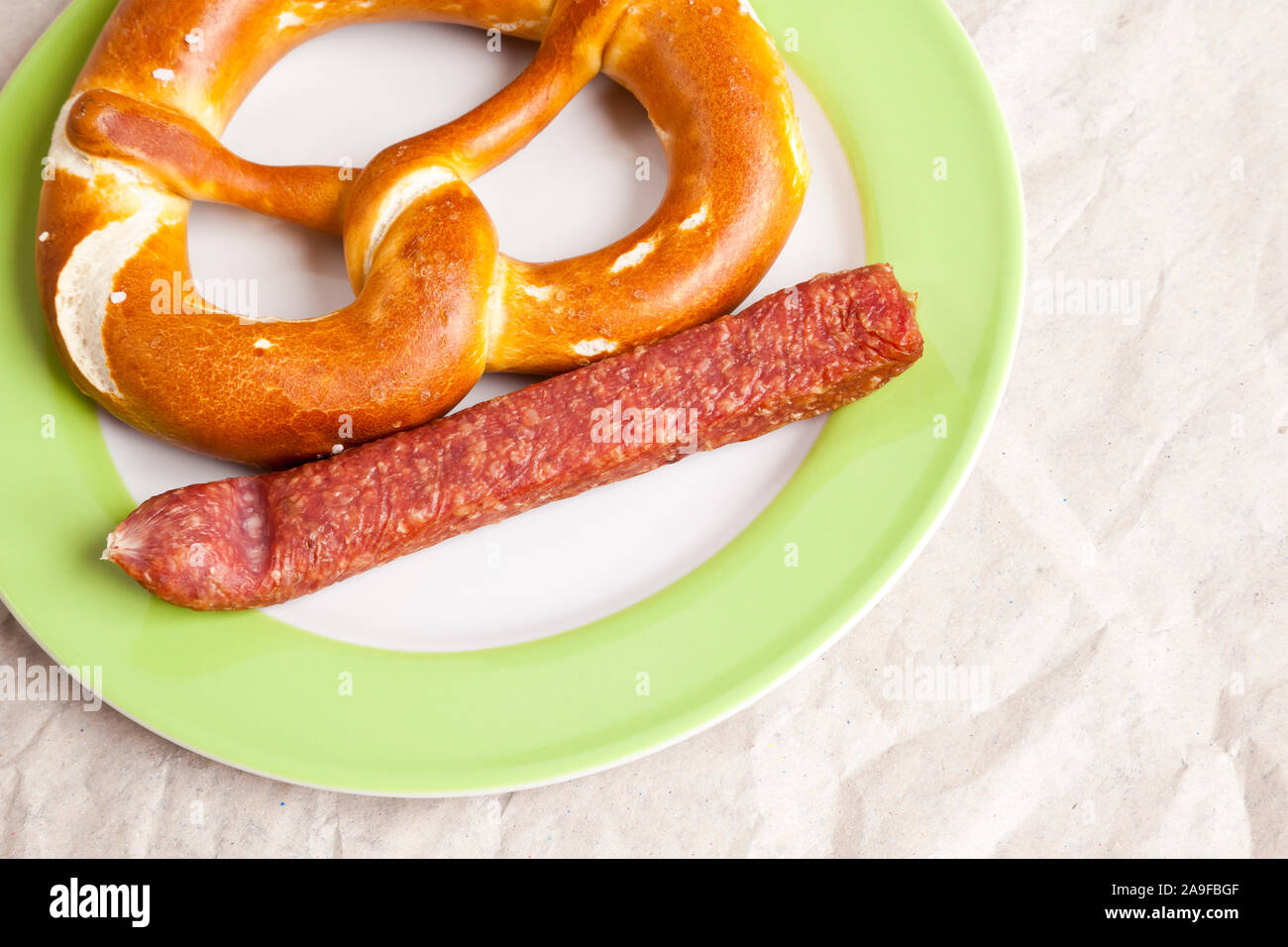 Una immagine di una tipica salsiccia tedesca con un pretzel Foto Stock