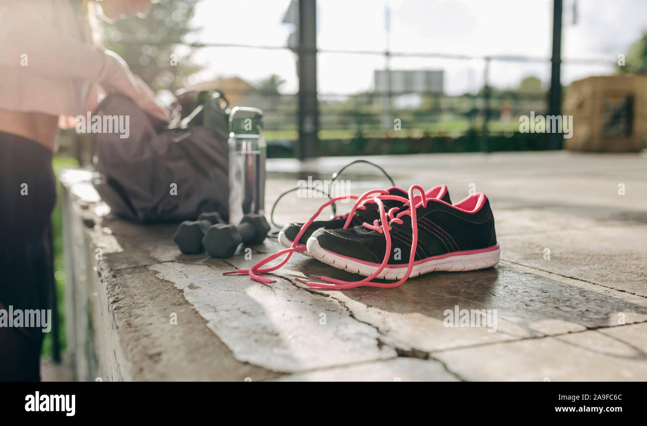 Ragazza tenendo attrezzature sportive al di fuori della sacca sportiva Foto Stock