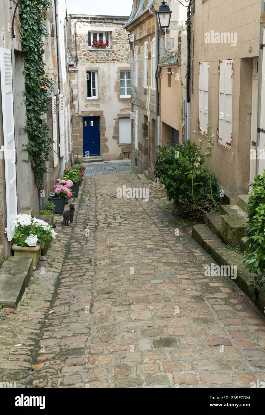 Granville, Manche / Francia - 18 Agosto, 2019: strada vuota con la classica architettura della Normandia hosues nella vecchia città di Granville Foto Stock