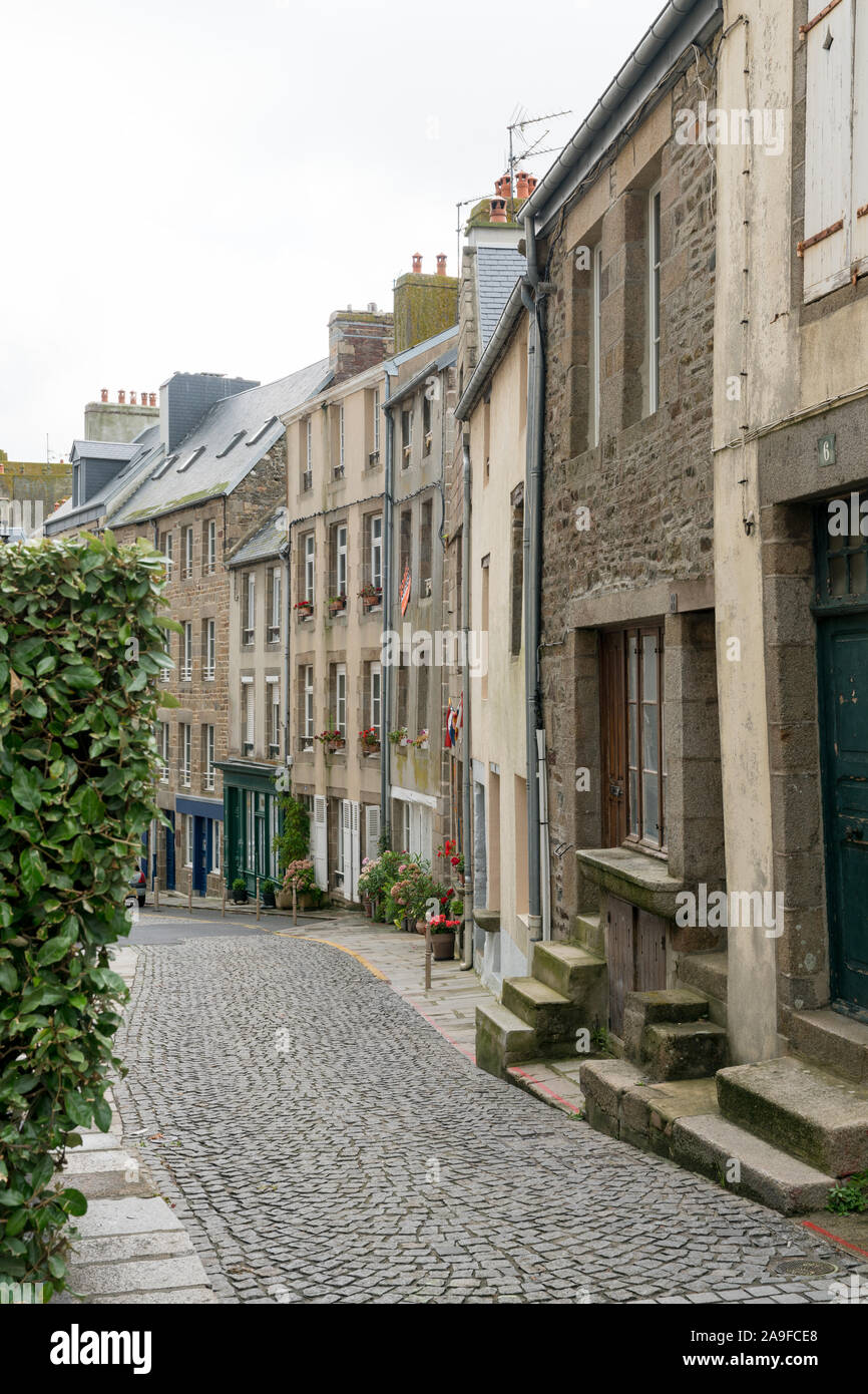 Granville, Manche / Francia - 18 Agosto, 2019: strada vuota con la classica architettura della Normandia hosues nella vecchia città di Granville Foto Stock