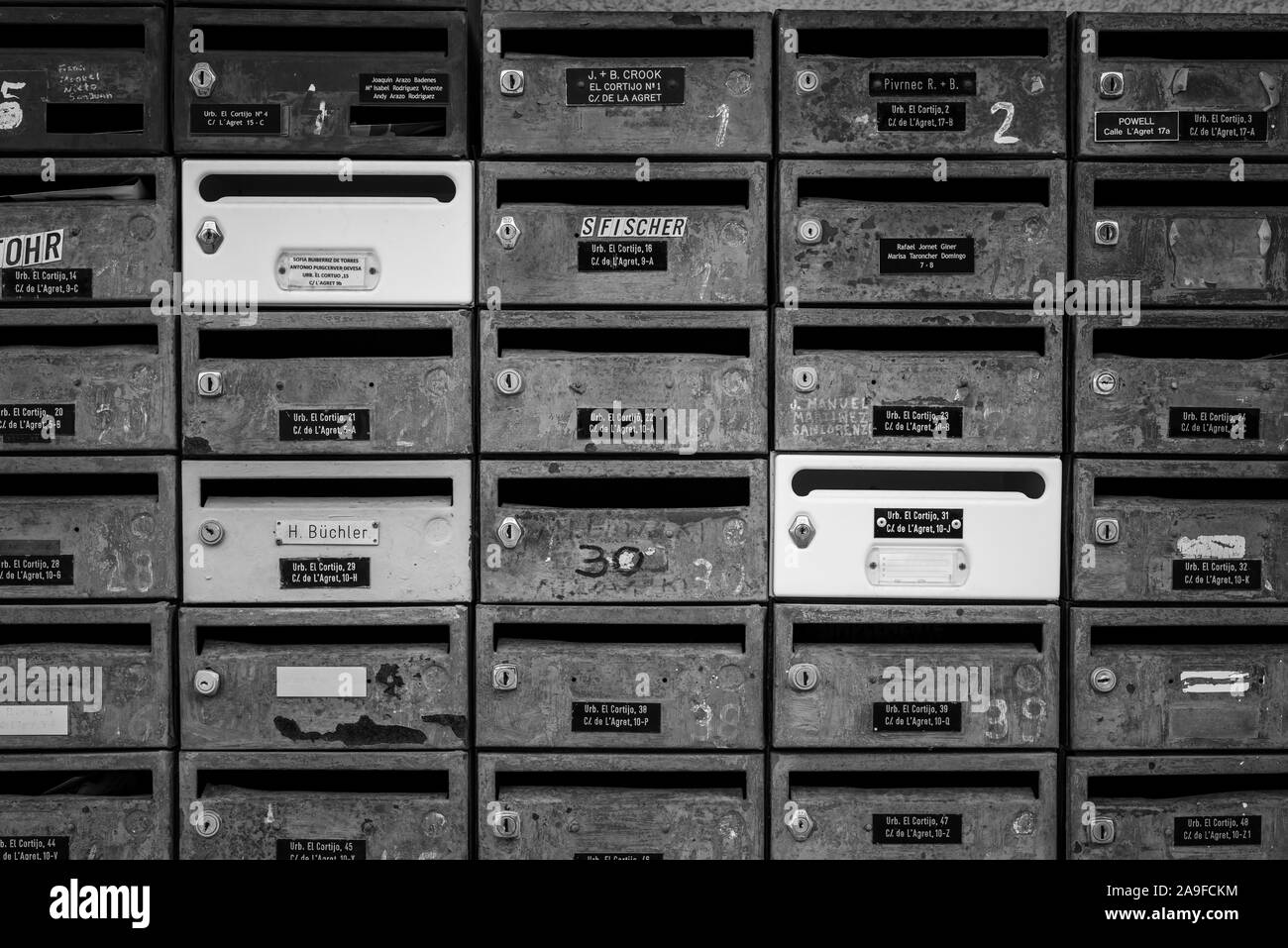Una collezione di metallo nelle cassette delle lettere o caselle di posta al di fuori di un blocco di appartamenti a Denia, Spagna. Foto Stock