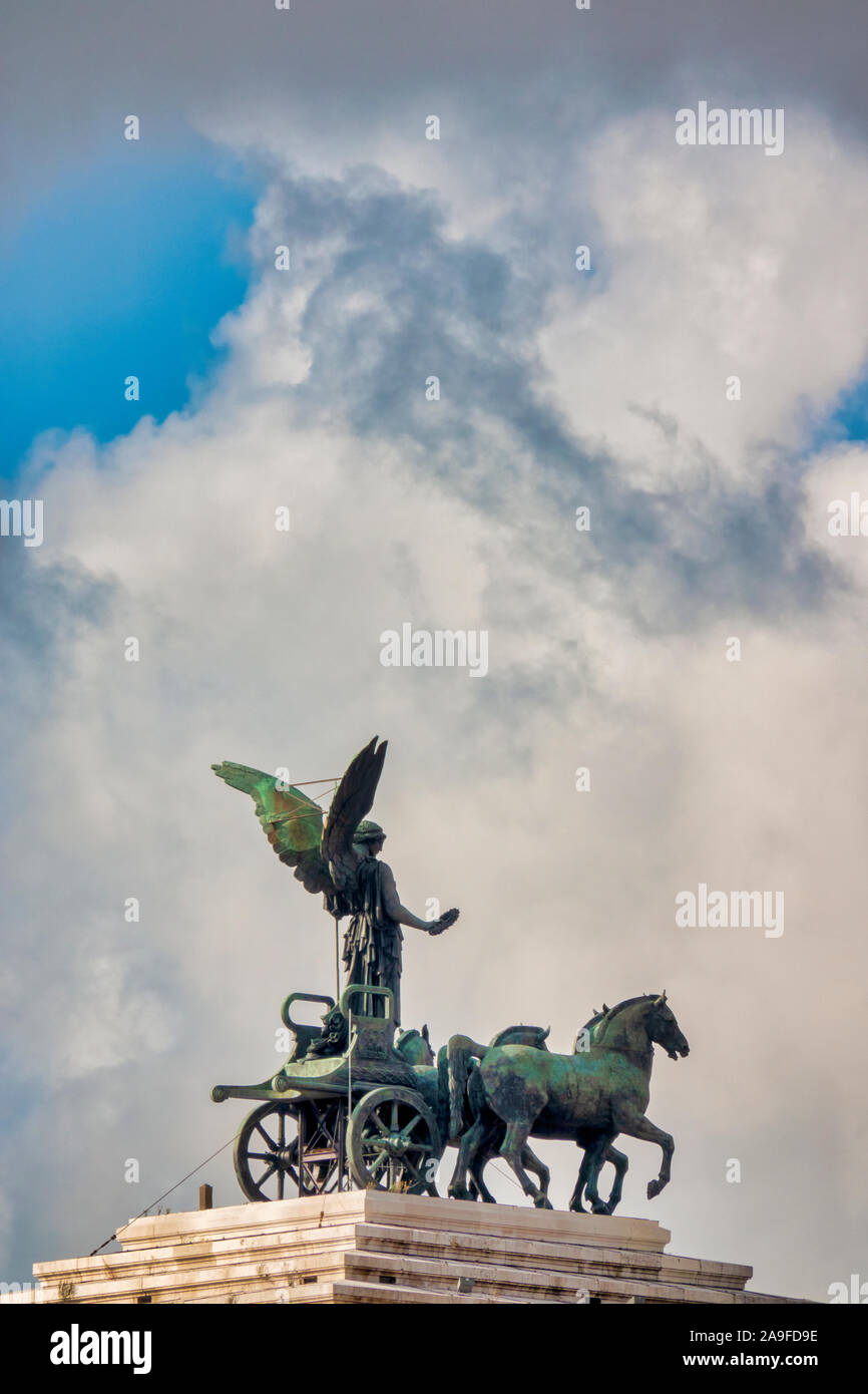 Statua della Dea Victoria a cavallo su quadriga sulla sommità del monumento a Vittorio Emanuele II, Roma, Italia Foto Stock