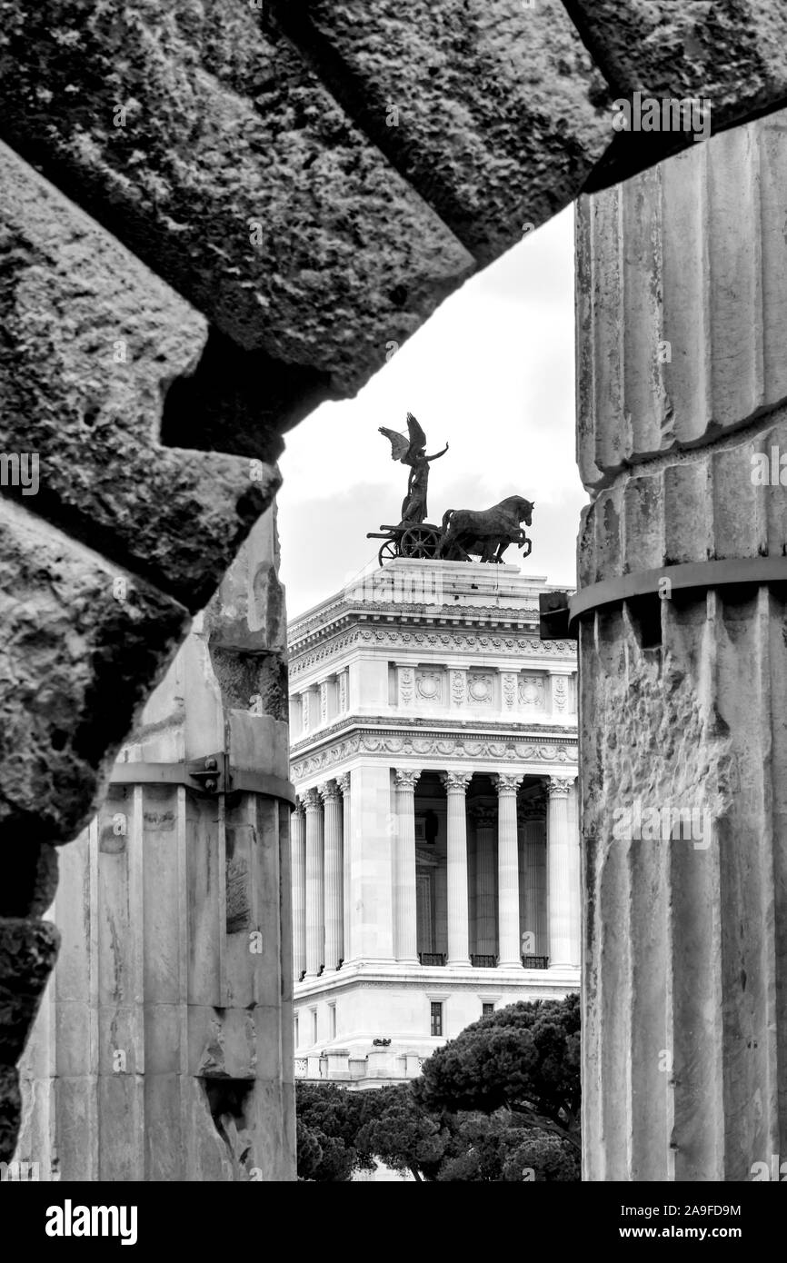 Vista dell'Altare della Patria da Via de' Conti, Roma, Italia Foto Stock