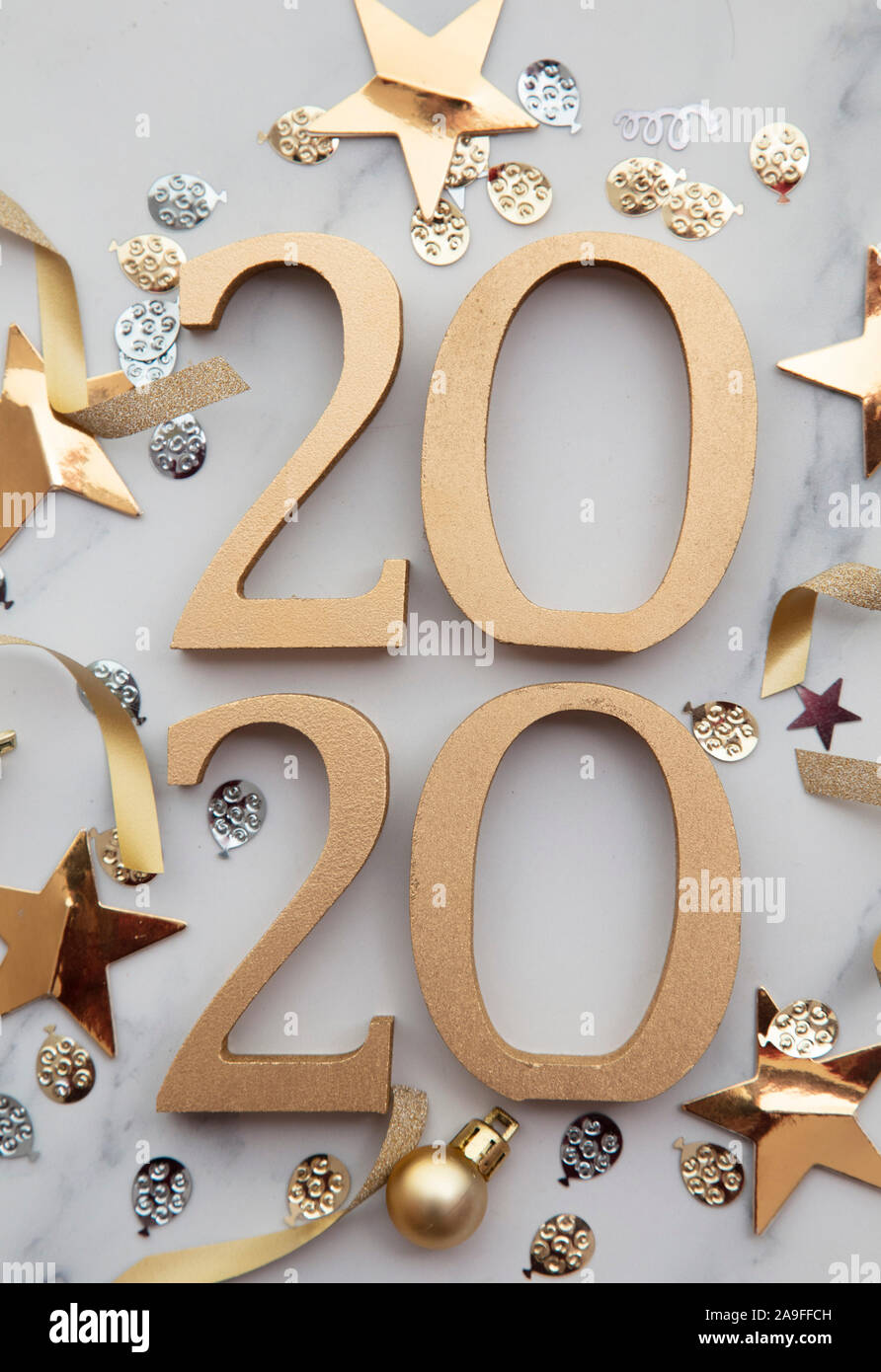 Anno Nuovo 2020 parte decorazioni in oro celebrazione dello sfondo. Foto Stock
