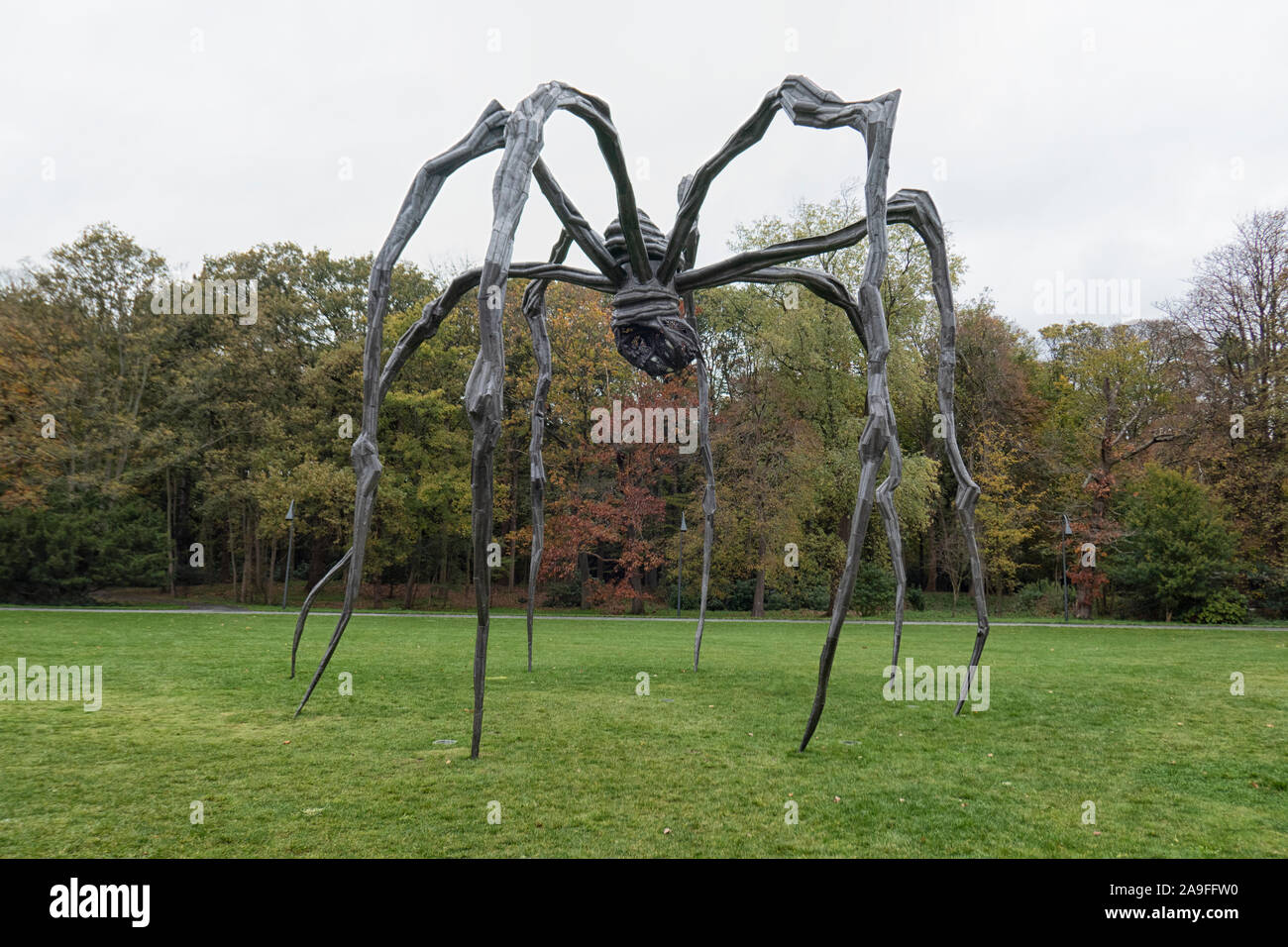 "Maman" - bronzo, marmo e acciaio inossidabile spider scultura di Louise Bourgeois. Maman (madre) (1999) - la più grande spider Louise Bourgeois mai Foto Stock
