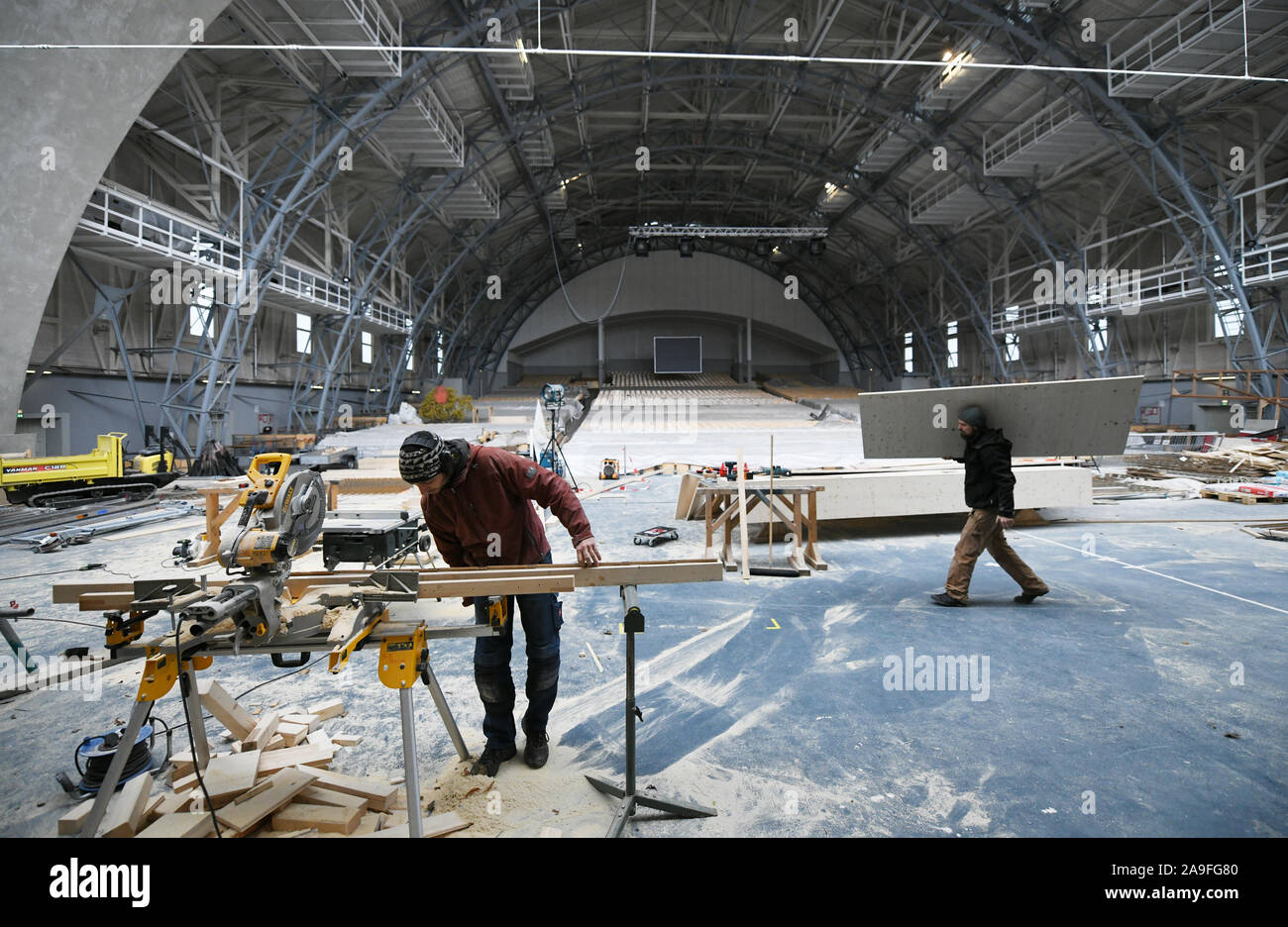 Oberammergau (Germania). Xv Nov, 2019. Durante una visita in officina per la passione del teatro, artigiani potranno lavorare sul palco per la Passione gioca 2020. La xlii Oberammergau Passion gioca avrà luogo dal 16 maggio al 4 ottobre 2020. Credito: Angelika Warmuth/dpa/Alamy Live News Foto Stock