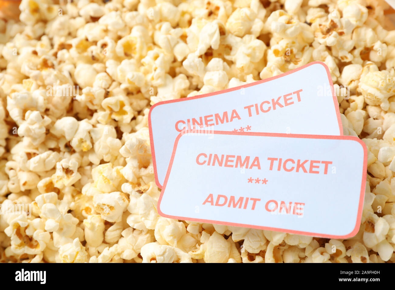 I biglietti del cinema su sfondo popcorn, close up Foto Stock