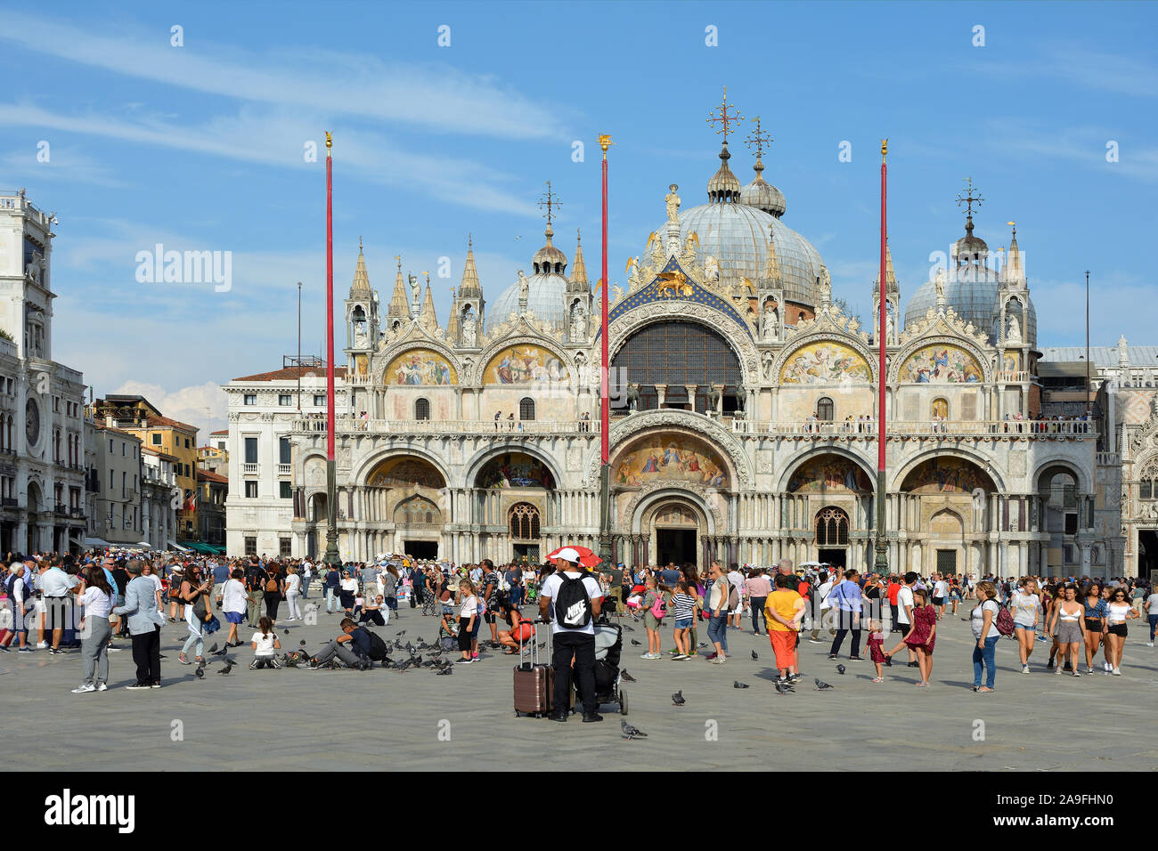I turisti di Piazza San Marco bevor la Basilica di San Marco a Venezia - Italia. Foto Stock