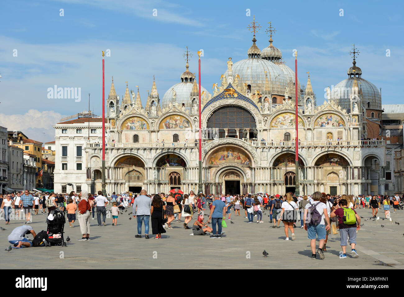 I turisti di Piazza San Marco bevor la Basilica di San Marco a Venezia - Italia. Foto Stock