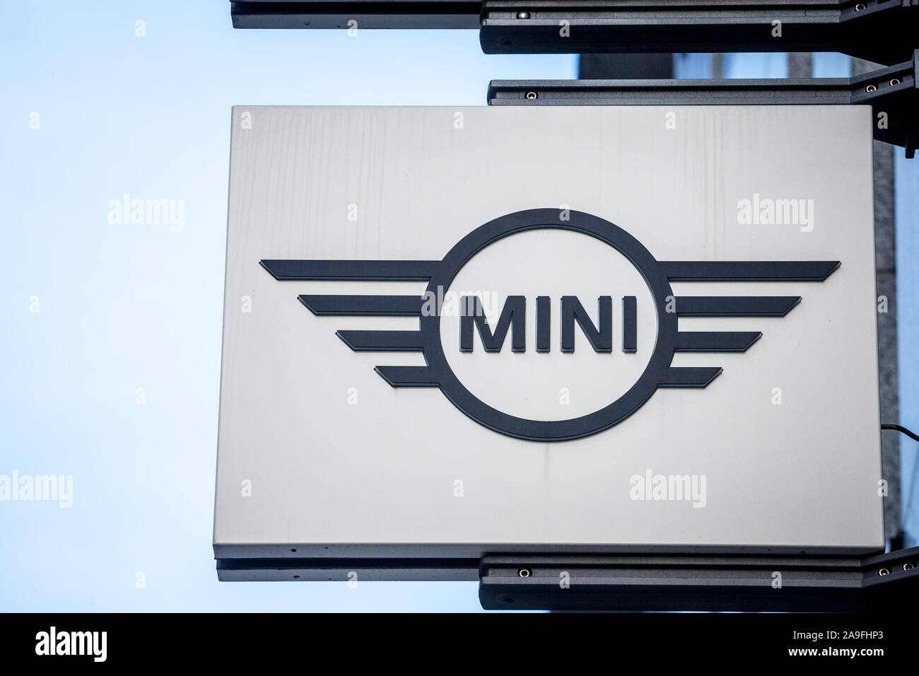 VIENNA, Austria - 6 Novembre 2019: Mini logo sul loro concessionaria principale negozio di Vienna in Austria. Noto anche come Austin o Cooper, Mini è una vettura inglese Foto Stock
