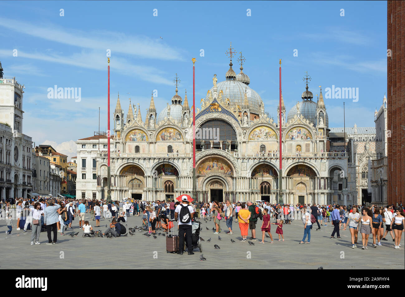 I turisti di Piazza San Marco bevor la Basilica di San Marco a Venezia - Italia. Foto Stock
