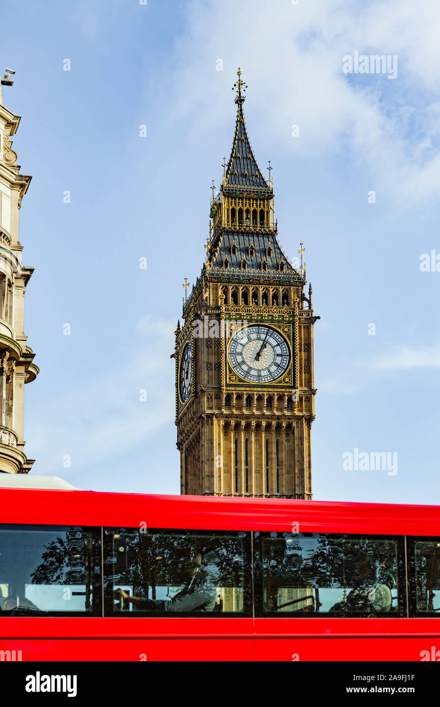 Big Ben chiesa Torre di Londra con bus rosso Foto Stock