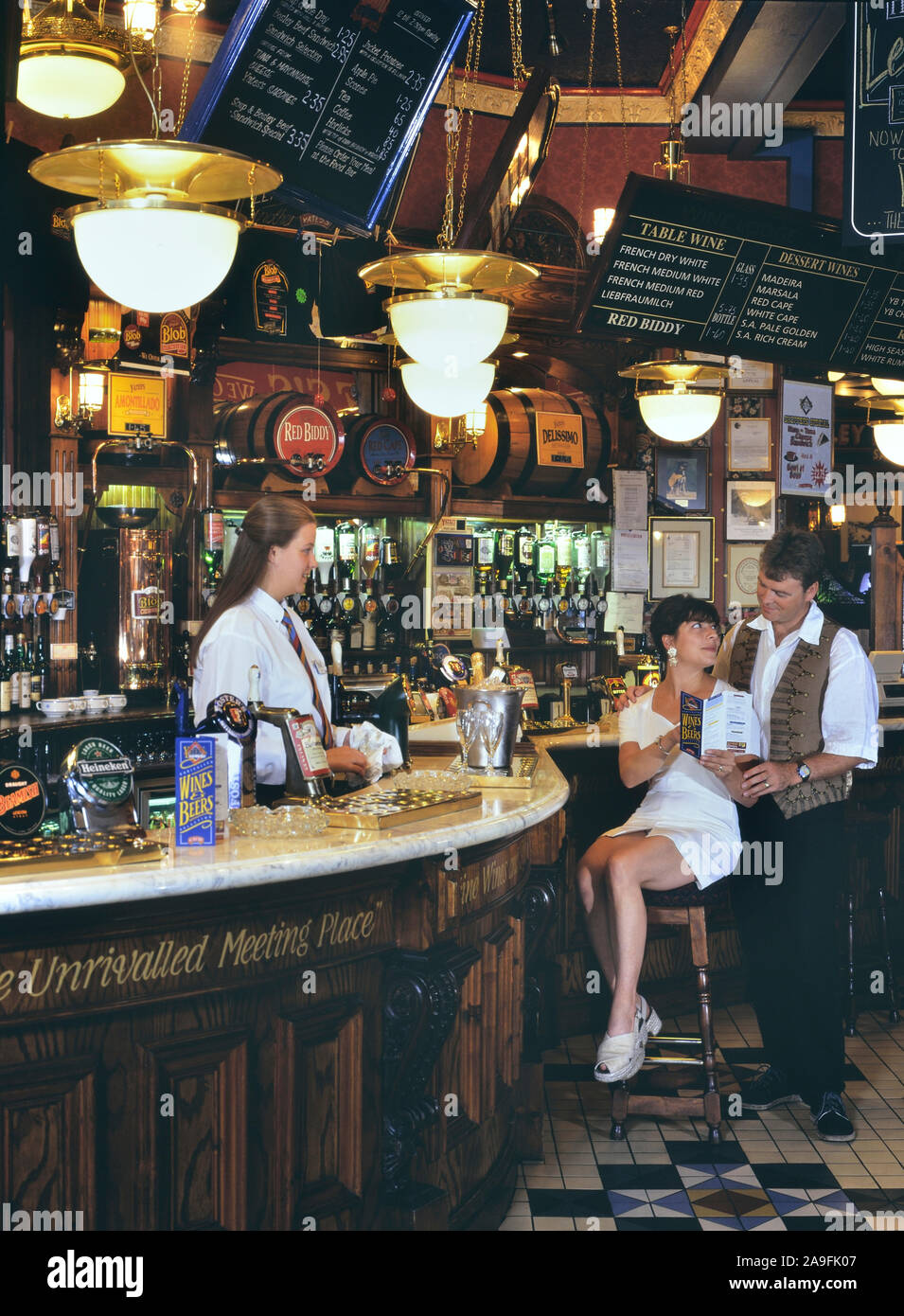 Interno di Yates's Wine Lodge, Blackpool, Lancashire, Inghilterra, Regno Unito. Circa novanta Foto Stock