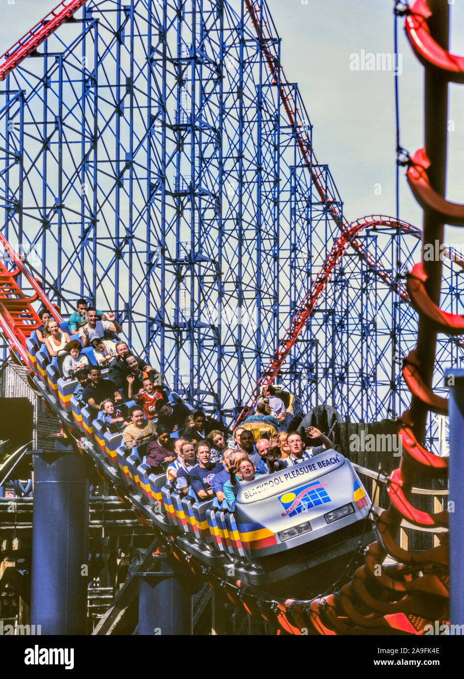 Il grande rullo di acciaio coaster. Blackpool Pleasure Beach. Lancashire. Inghilterra, Regno Unito Foto Stock